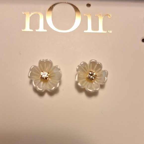 nOir Jewelry Gold and White Floral Necklace Set - Picture 6 of 8